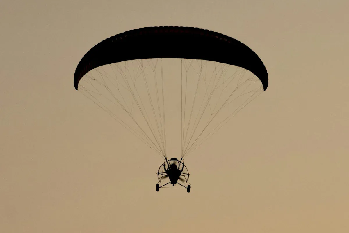 skärmflygning med motor